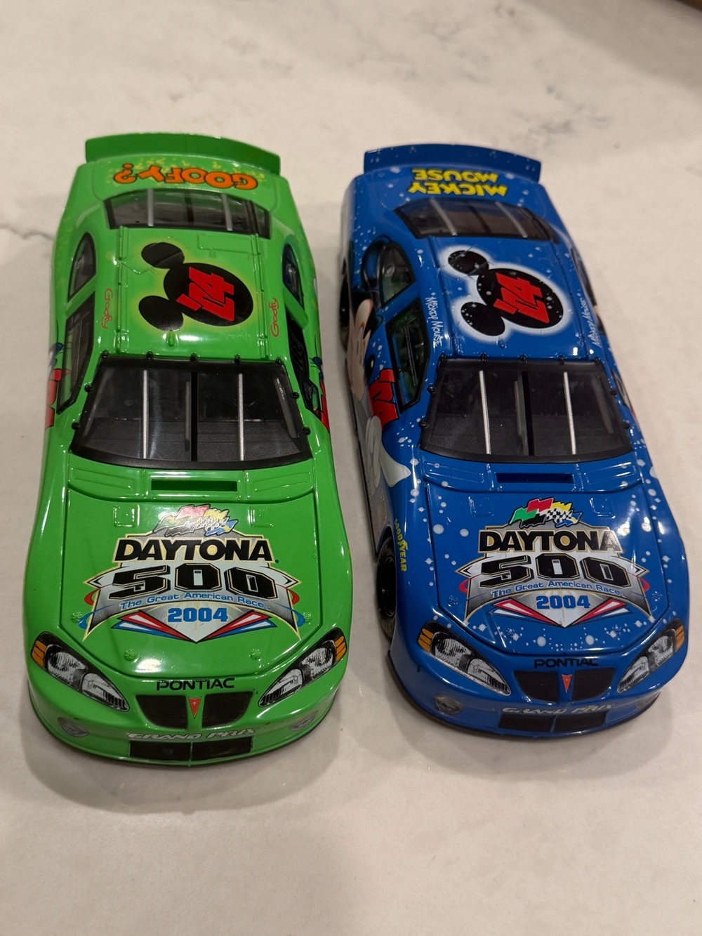 2004 Disney NASCAR Daytona 500 Diecast 1:24 Mickey & Goofy set